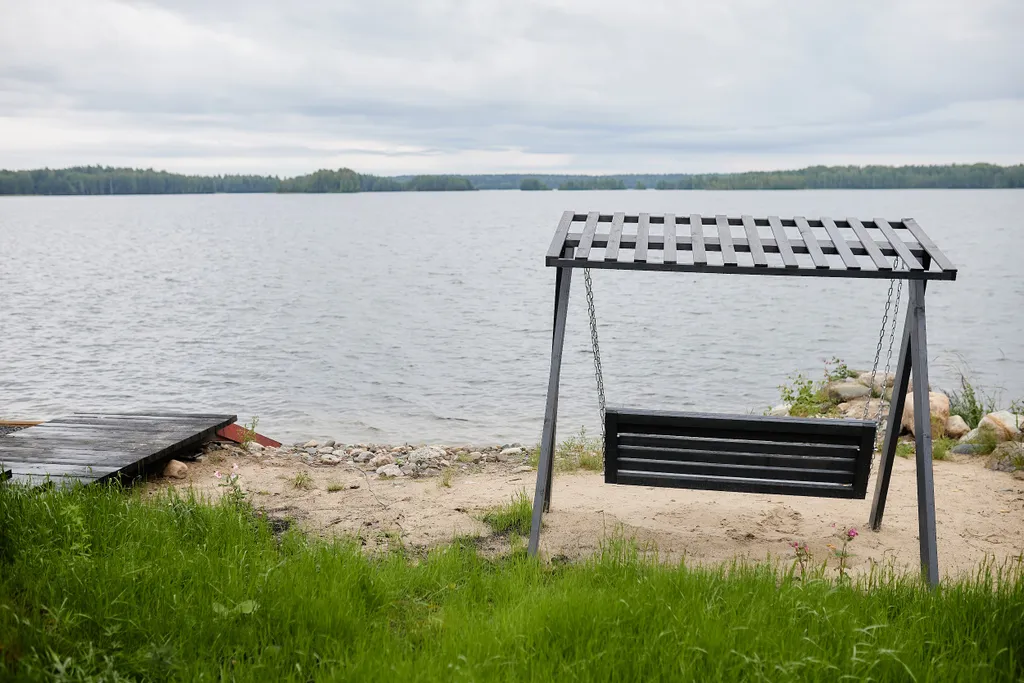 Семейный дом с мансардным окном и видом на озеро