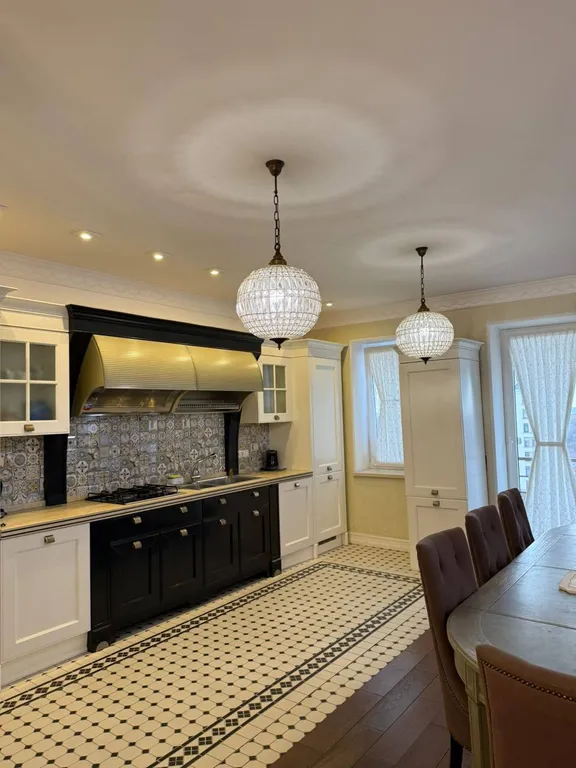 Квартира с видом на горы, город и храм Святого Георгия от Juls Apart