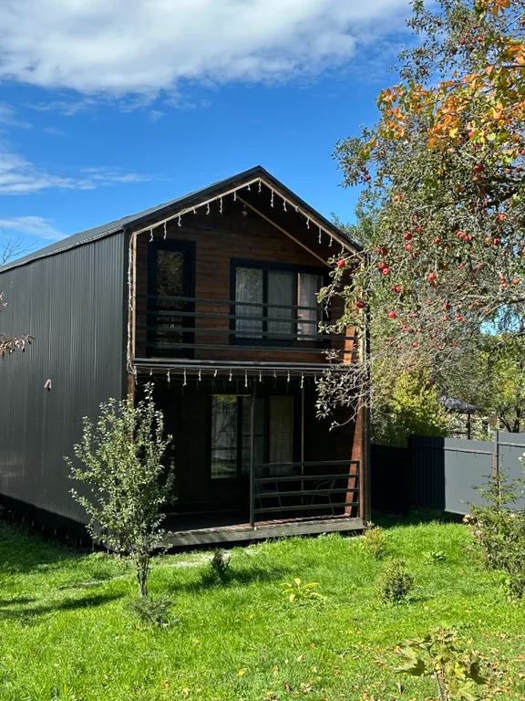 Двухэтажный коттедж с видом на лес