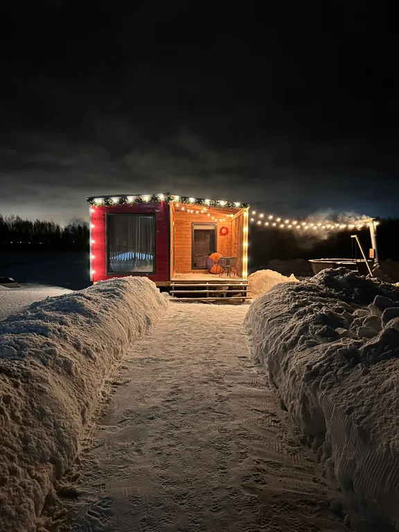 Стильный Красный дом у реки