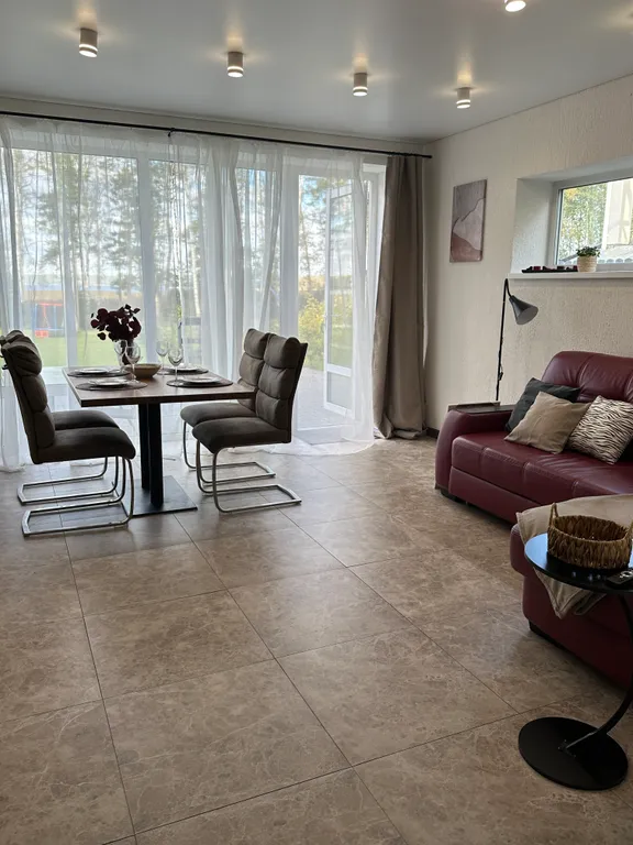 Коттедж таунхаус на берегу озера с панорамными окнами, сауной и зоной барбекю — аренда посуточно в Рощино