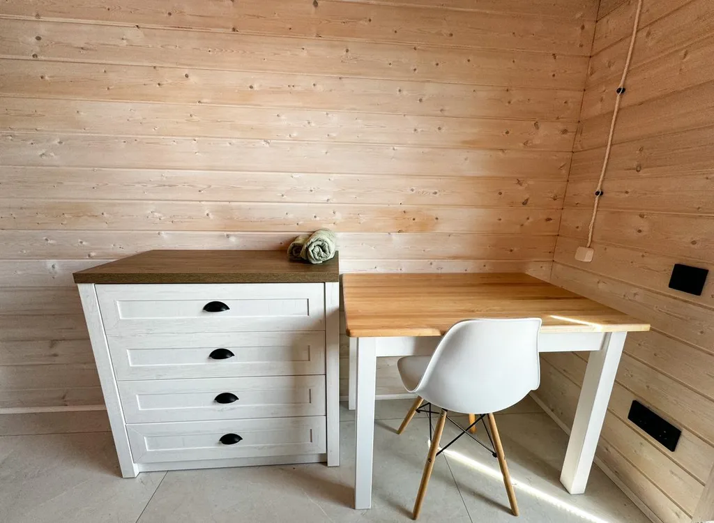 Дом на берегу озера и моря