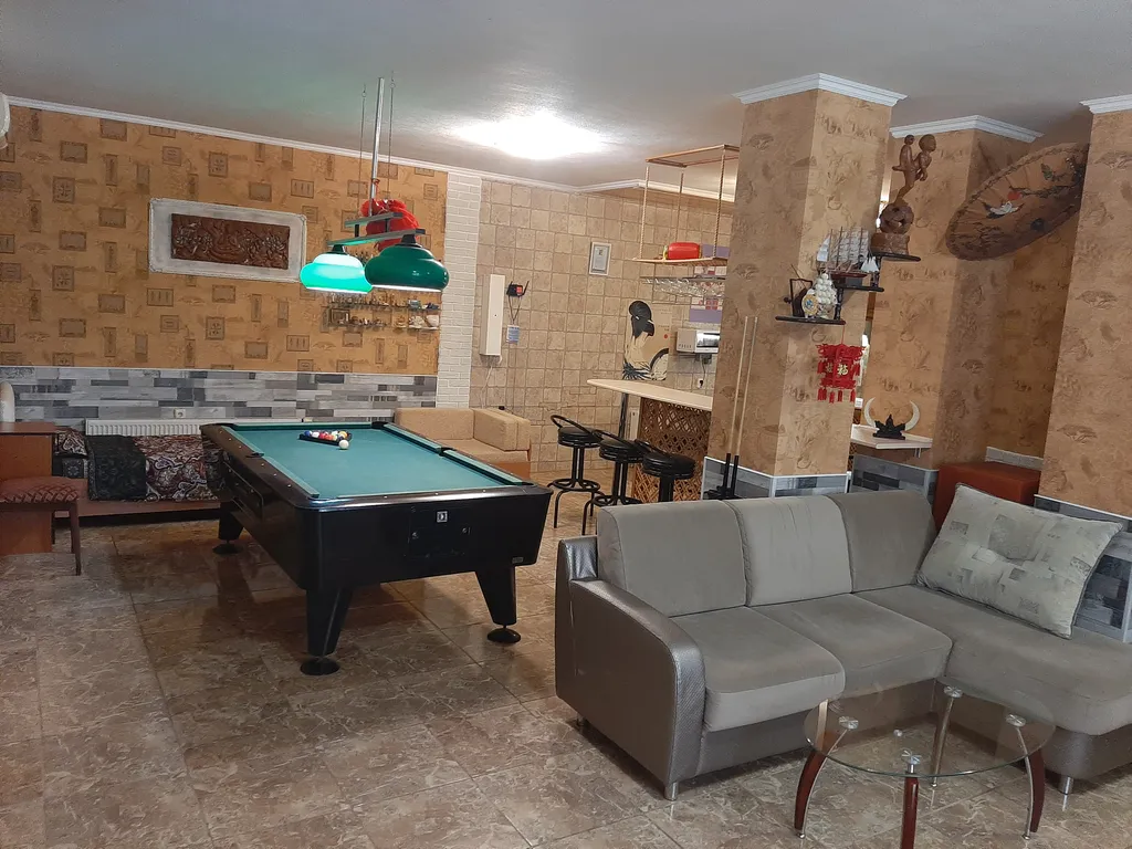 Дом с бассейном недалеко от моря