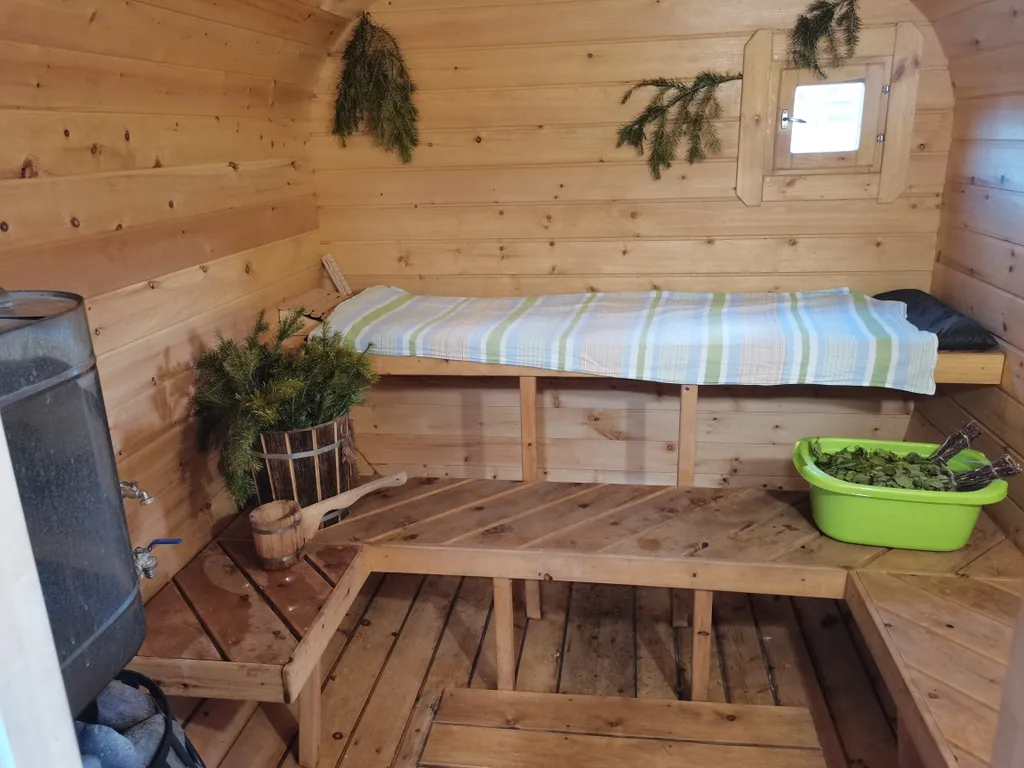 Дома возле Катуни среди гор