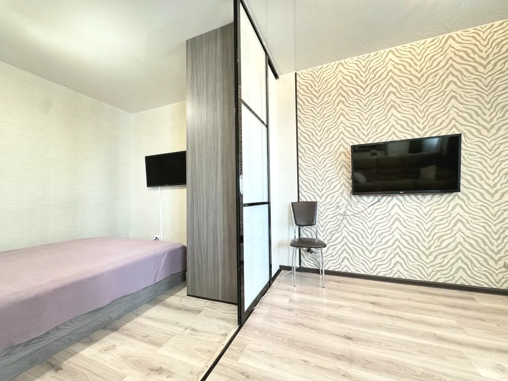 2-комнатная квартира с балконом и видом на реку рядом с Кузбасс-Арена