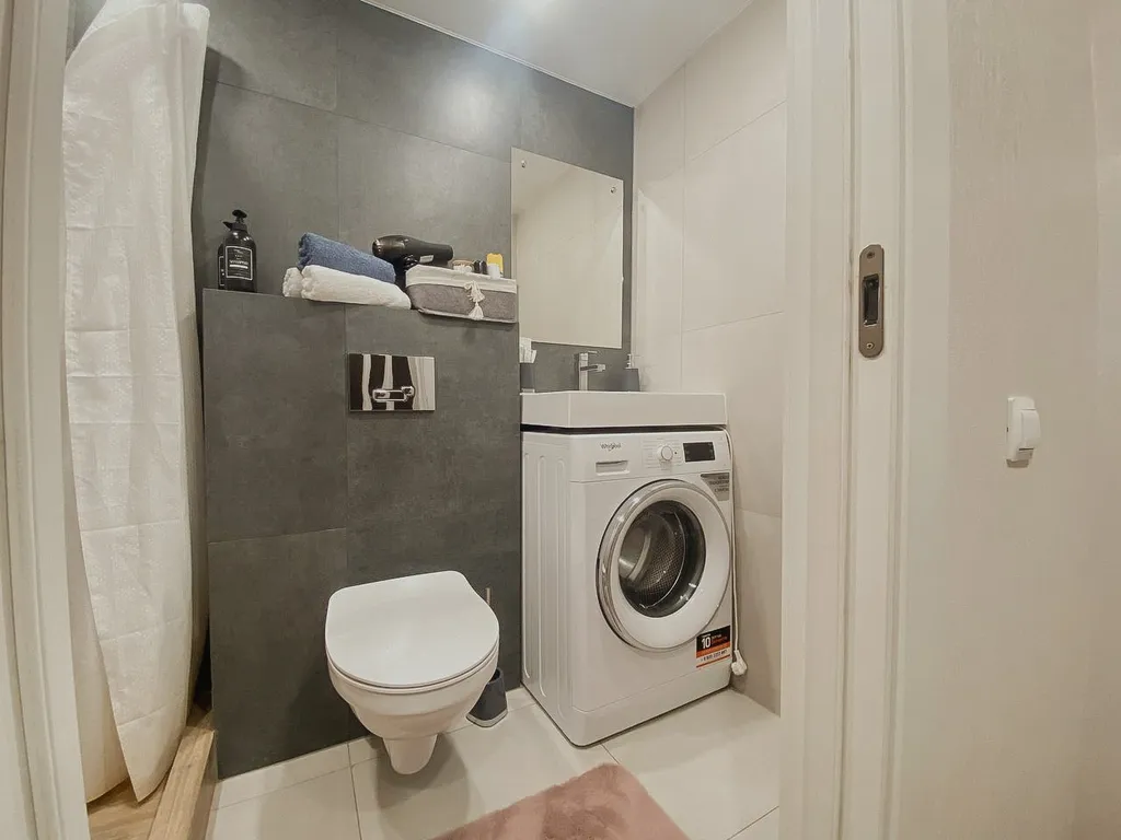 Дизайнерская двухуровневая студия с панорамными окнами