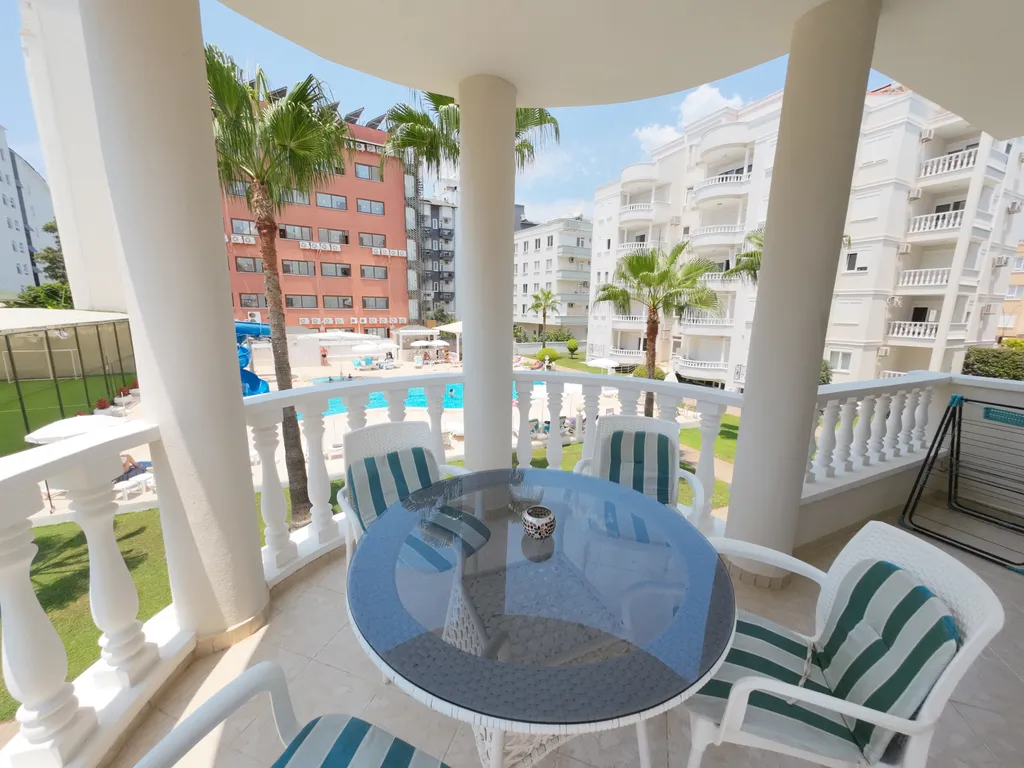 Уютная квартира с видом на бассейн и сад