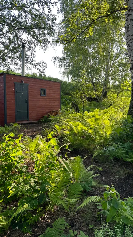 Уютный домик на берегу реки