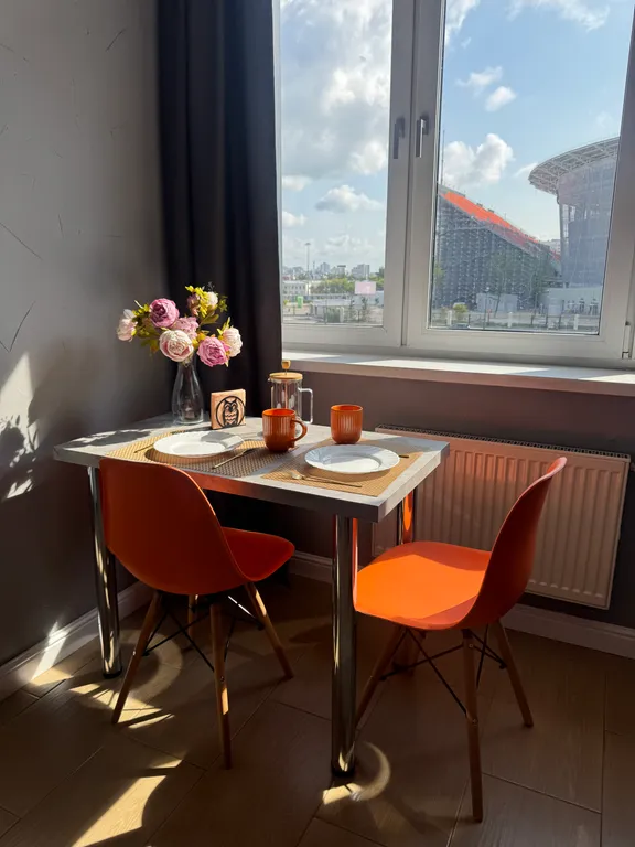 Уникальная студия с видом на стадион, арт-декором и PlayStation