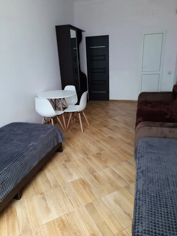 Уютная комната с видом на море