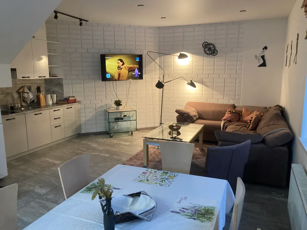 Дом в два этажа с двумя спальнями и гостиной, летний бассейн, баня