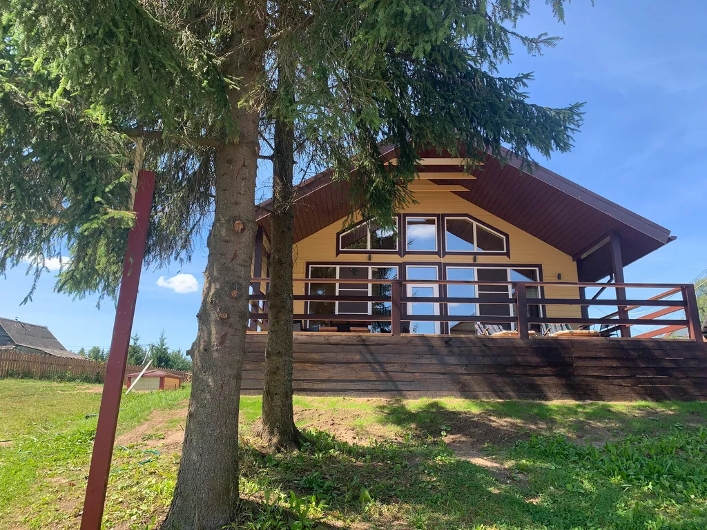 Коттедж с большой террасой на берегу Селигера