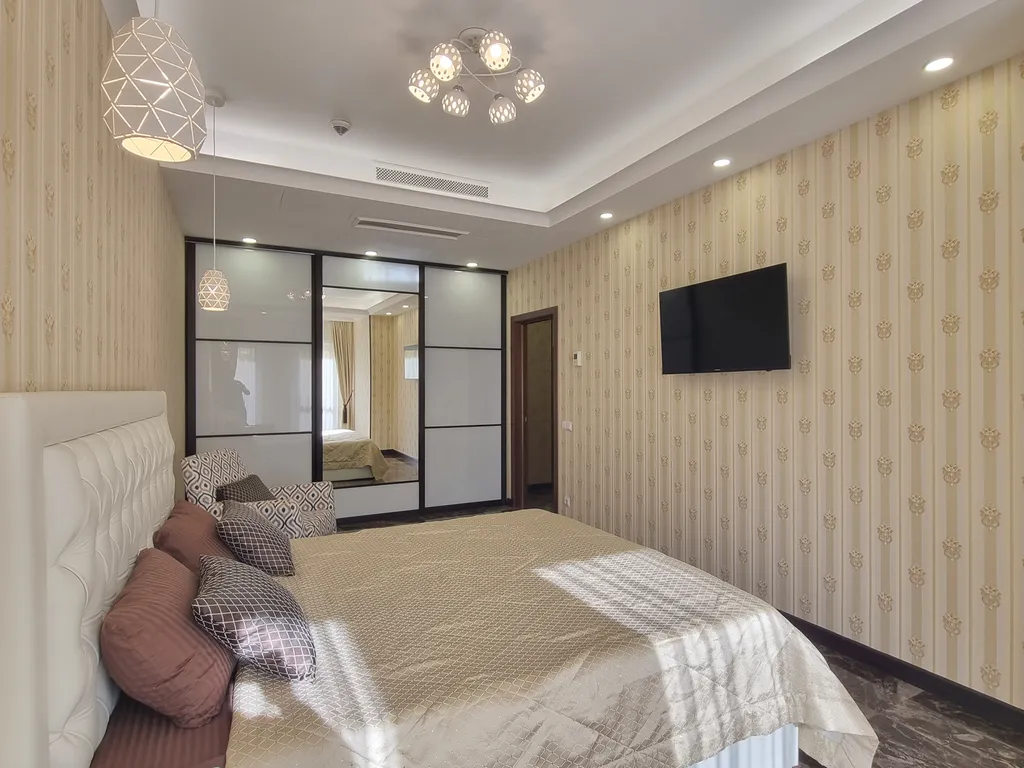 Aпаpтaмeнт c баcсейном и теpрaсой нa набеpeжной