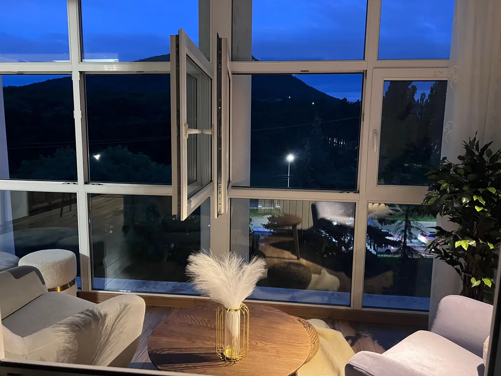 Стильная двухкомнатная квартира с видом на Машук