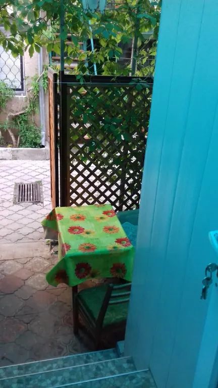 Благоустроенная двухкомнатная квартира с двориком у моря