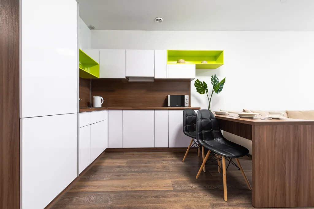 Светлая студия с кроватью и диваном