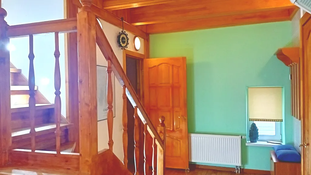 На берегу озера с лебедями, в центре, с камином и антресольным этажом