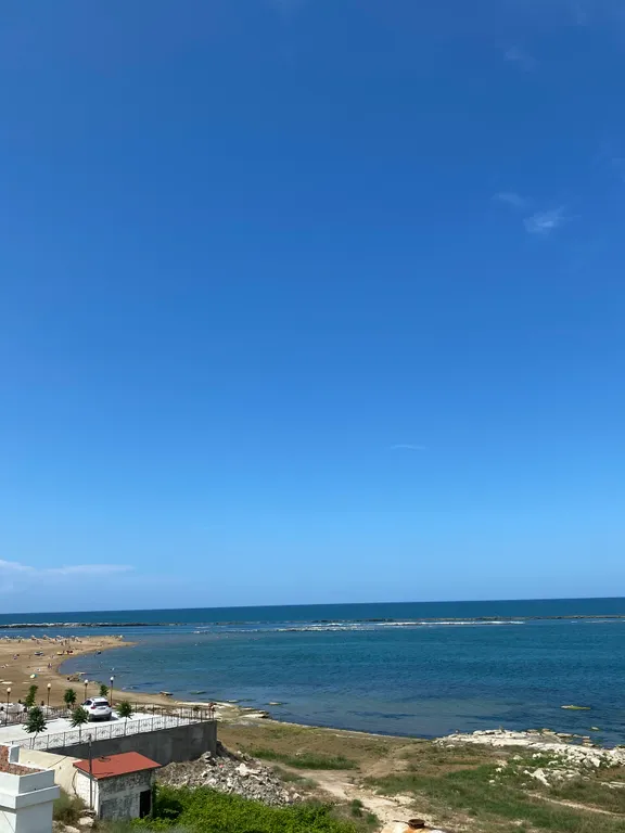 Квартира находится на берегу городского пляжа