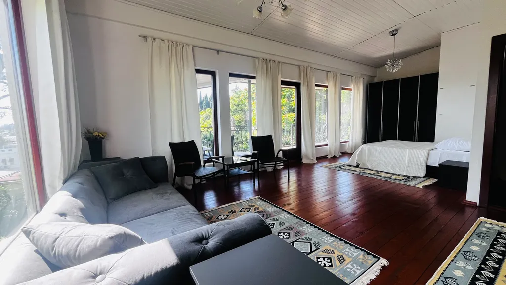 Вилла с бассейном на холме