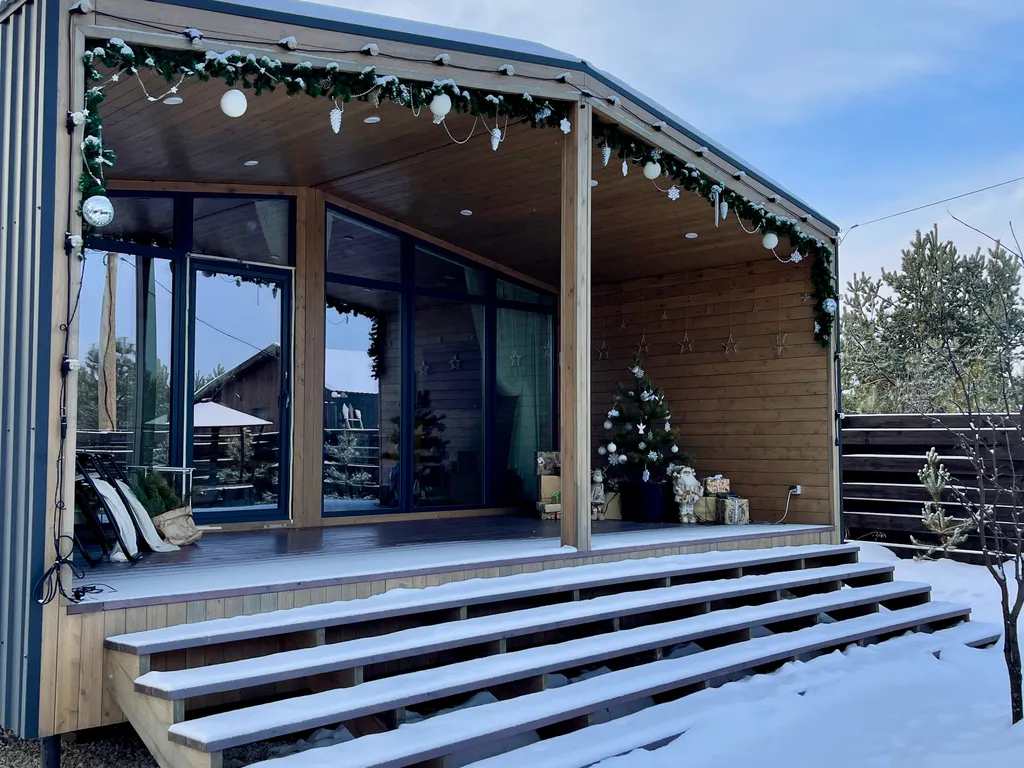 Уютный светлый дом с панорамным остеклением и банным чаном