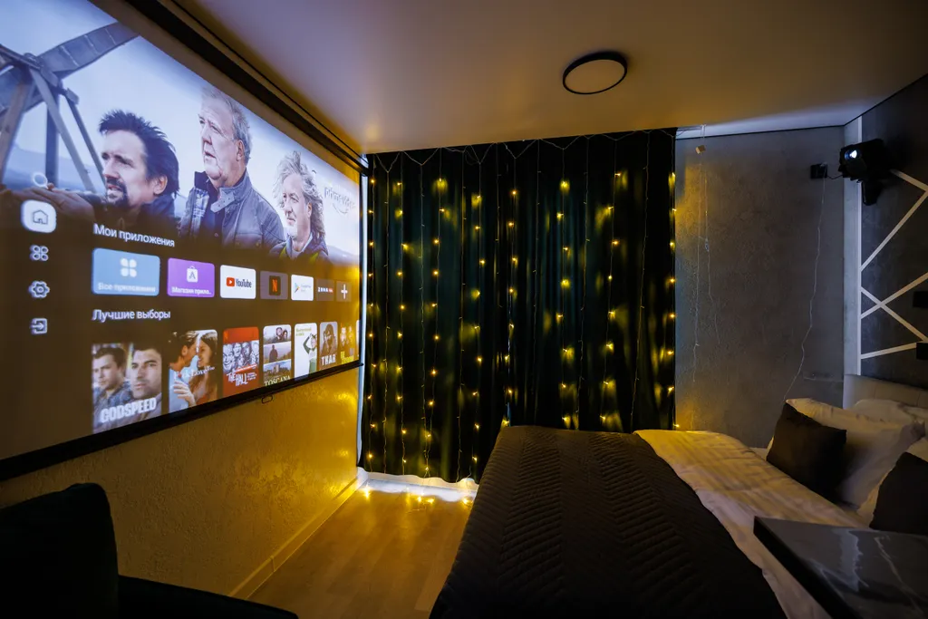 Уютная кино-студия с проектором