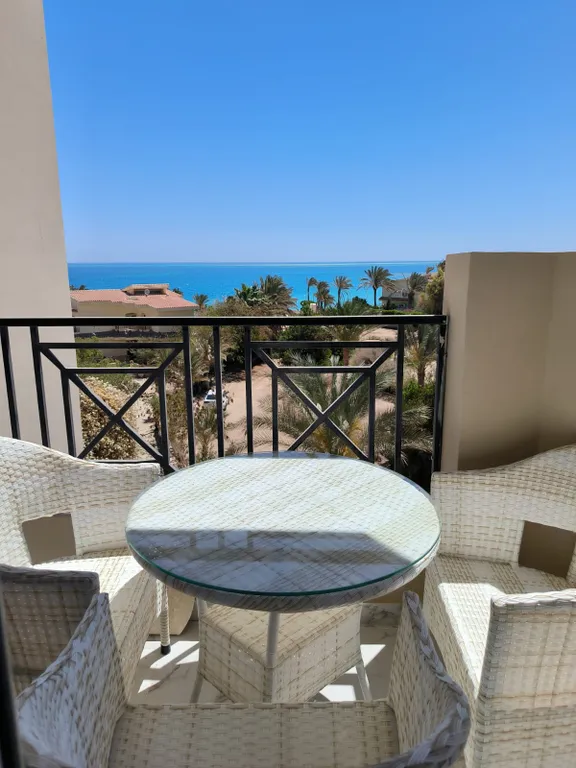 Уютная студия в терракотовом цвете на берегу моря, первая линия