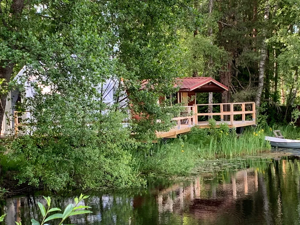 Чудесное место у озера с камином и русской баней