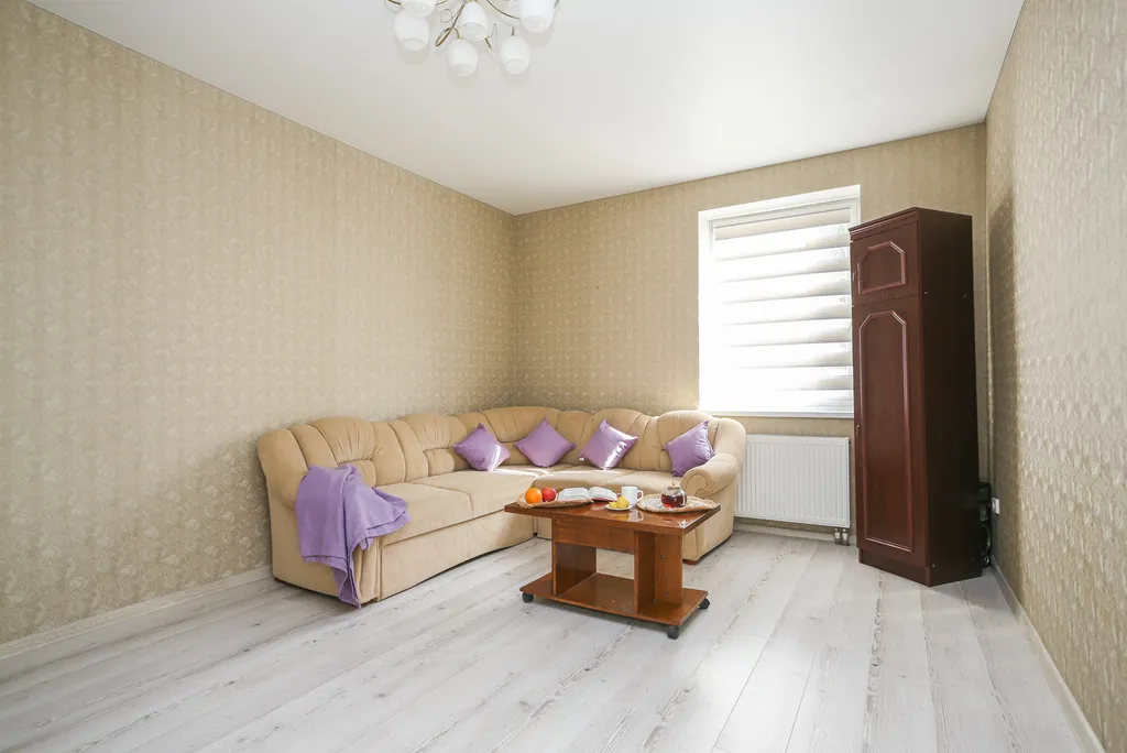 Светлая двухкомнатная квартира в тихом зелёном районе