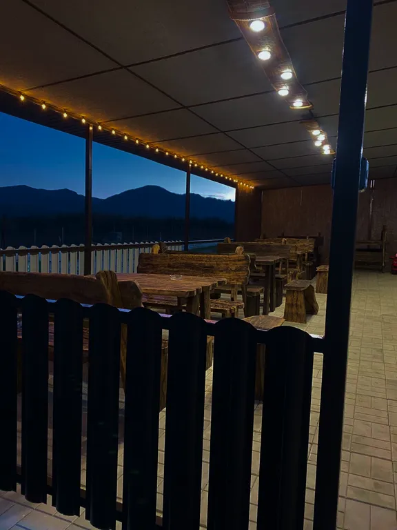 Уютный дом среди гор и леса