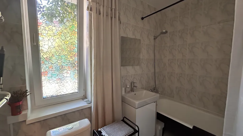 Дом с уютной верандой, выходящей в сад