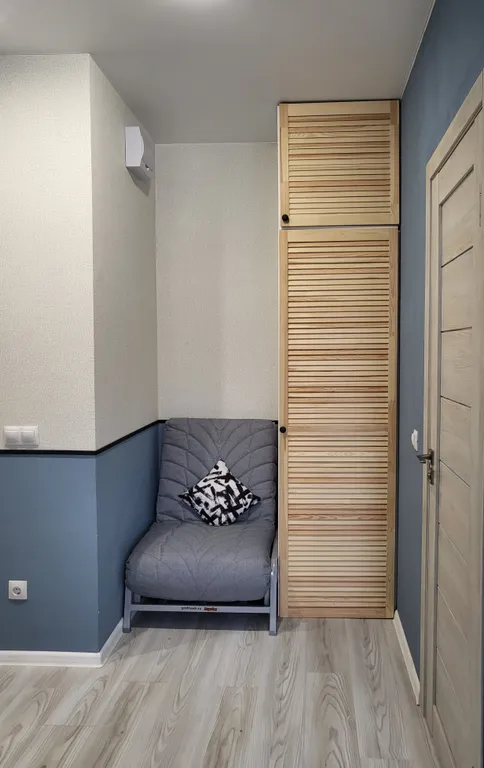 Blue studio - студия с окном в ванной комнате и видом на лес