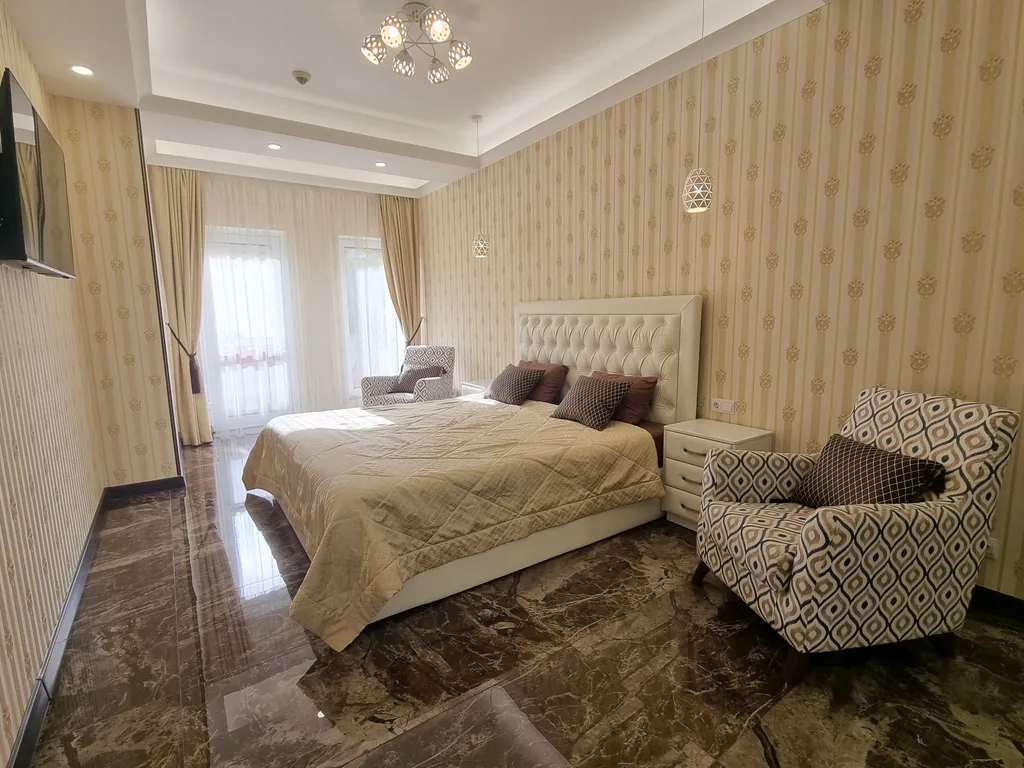 Aпаpтaмeнт c баcсейном и теpрaсой нa набеpeжной