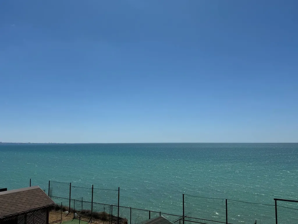 Белый коттедж на первой линии моря