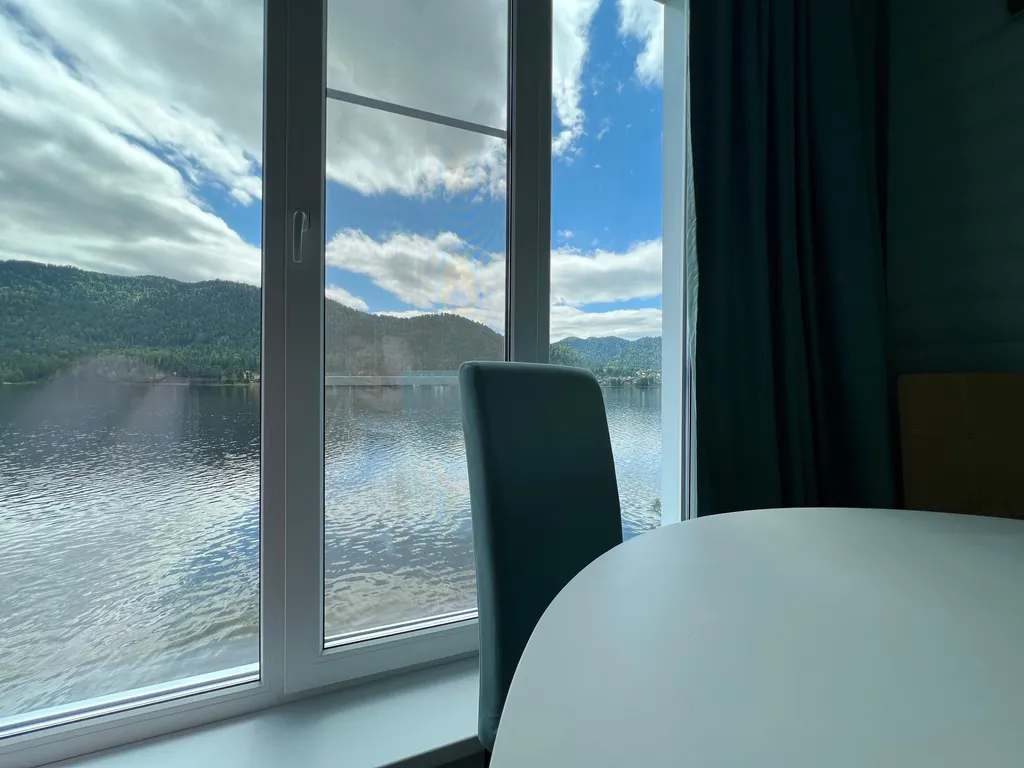 Дом америка на берегу телецкого озера