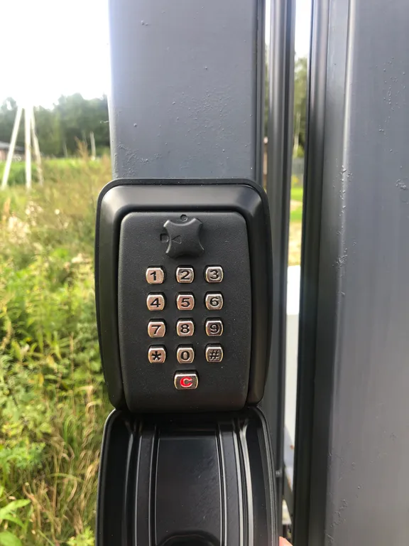 Домик у пруда