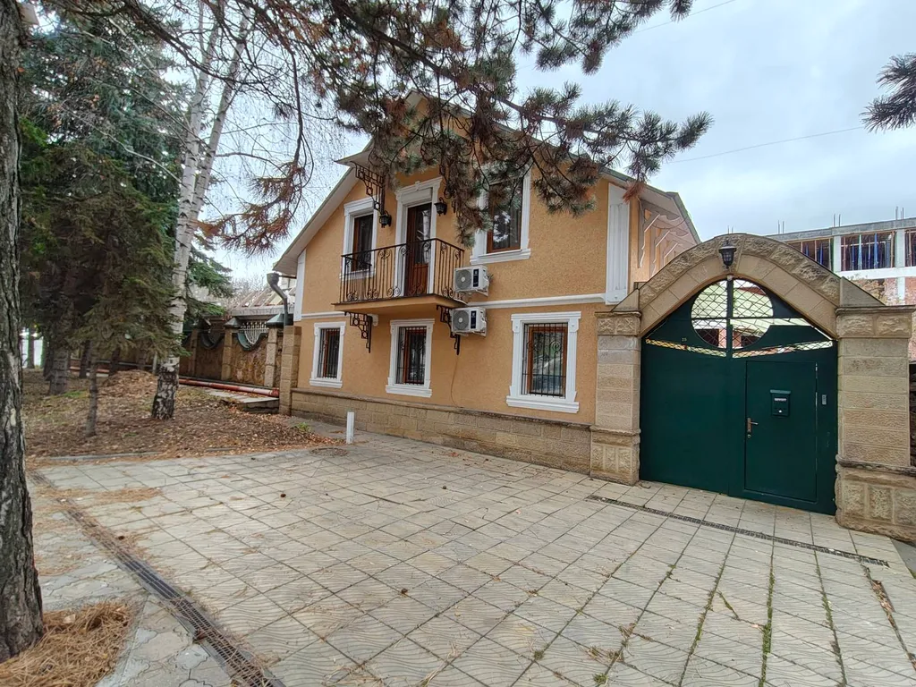 Частный дом с беседкой