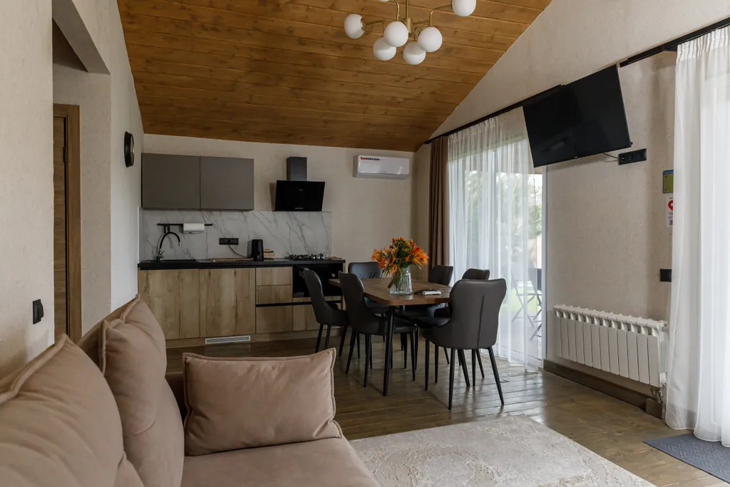 Просторный двухкомнатный коттедж в лесу у пруда