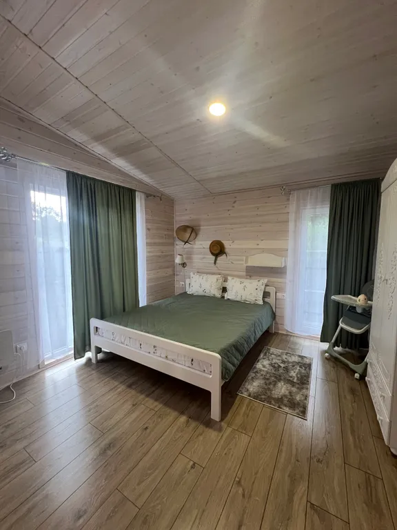 Просторный дом Елка с панорамными окнами в тихом месте