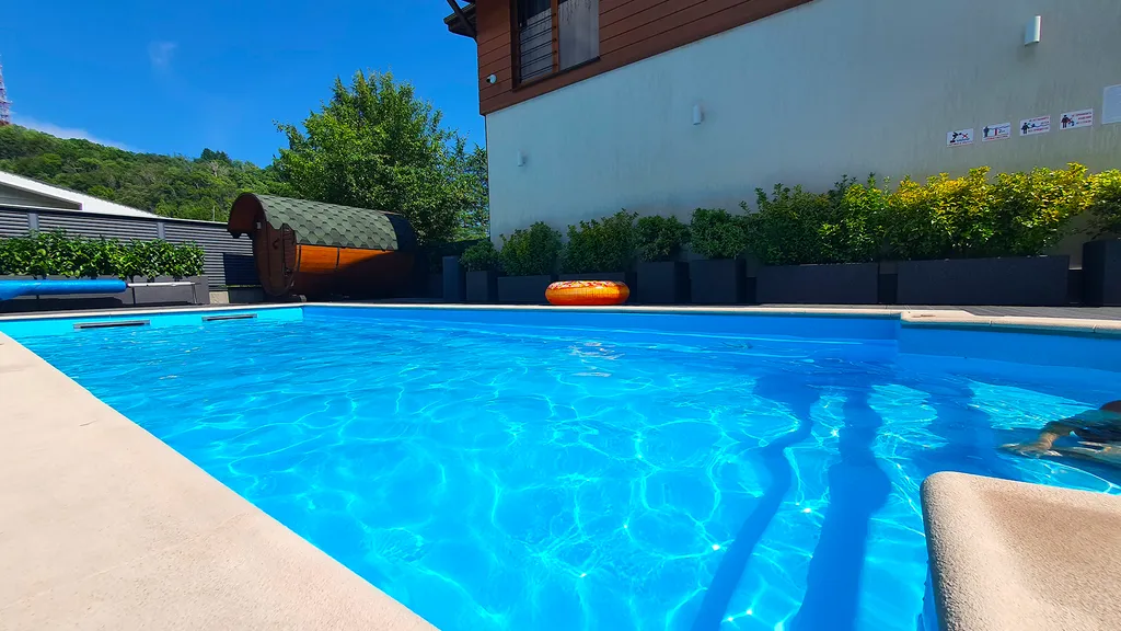 Студия с балконом вблизи гор