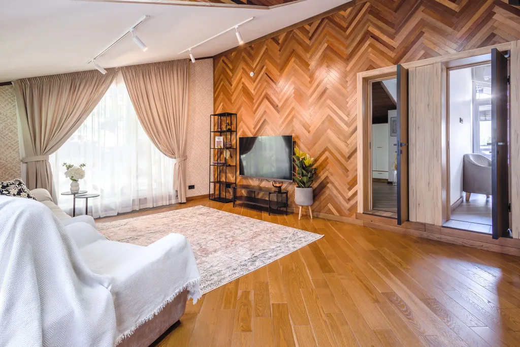 Дом у сквера в центре Поляны