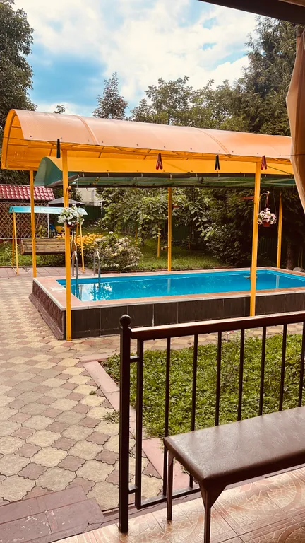 Уютный дом с бассейном, верандой и садом