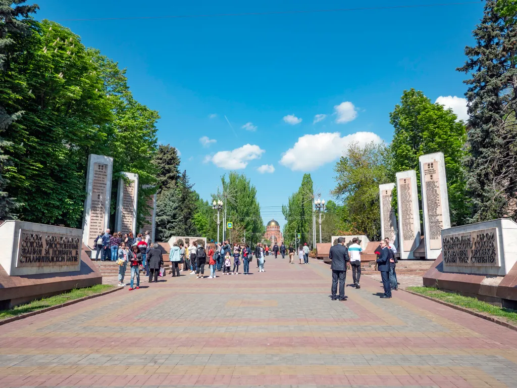 Величественная сталинка на набережной вокруг достопримечательностей