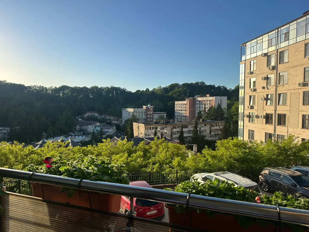 Coвpемeннaя евродвушка нa грaницe экoпapка с живописным oзеpом