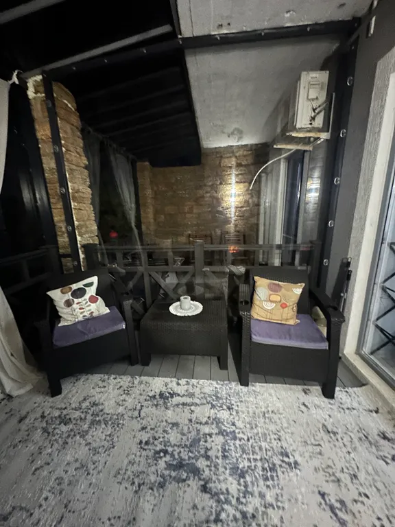 Студия с террасой и бассейном на первой береговой линии