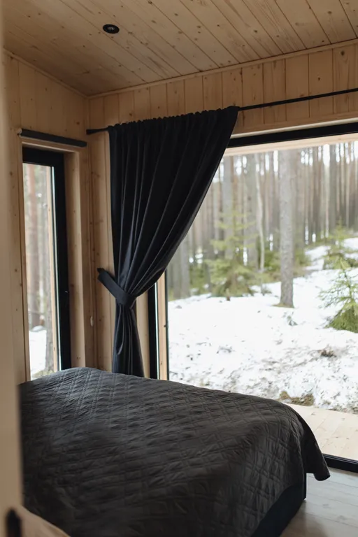 Домик в лесу с панорамными окнами