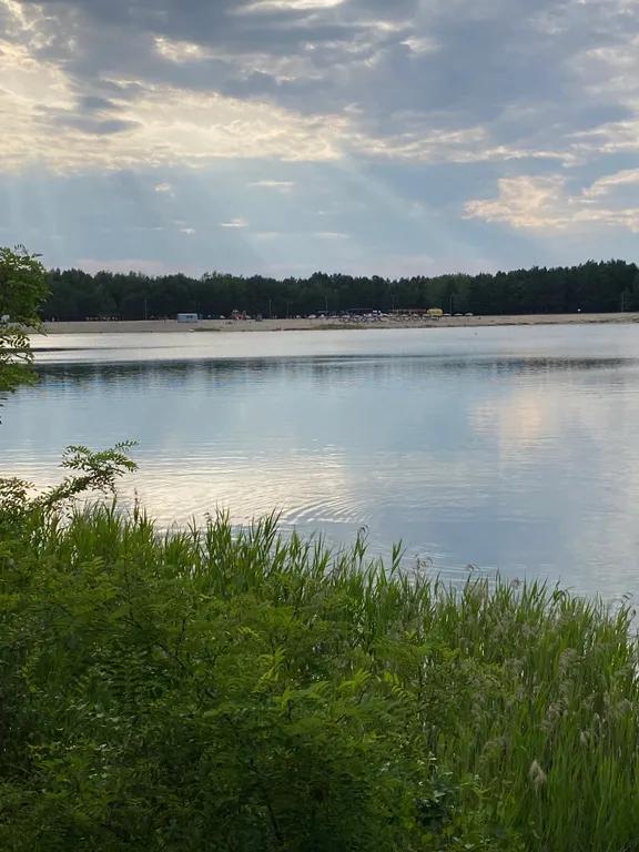 Деревенский дом с баней и террасой на берегу водоема