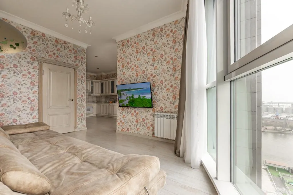 Видовая квартира на набережной с витражными окнами