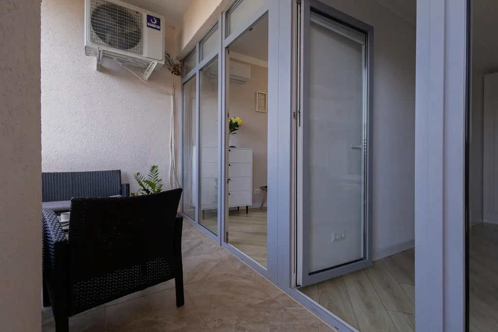 Двухкомнатные апартаменты с балконом рядом с морем