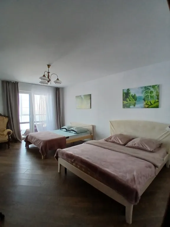 Жизнь с видом реку: огромная лоджия с панорамным остеклением в пол!