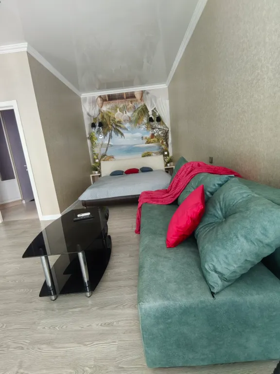 Евротрешка на берегу моря